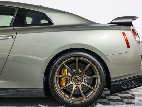 Used 2021 Nissan GT-R Premium image 15