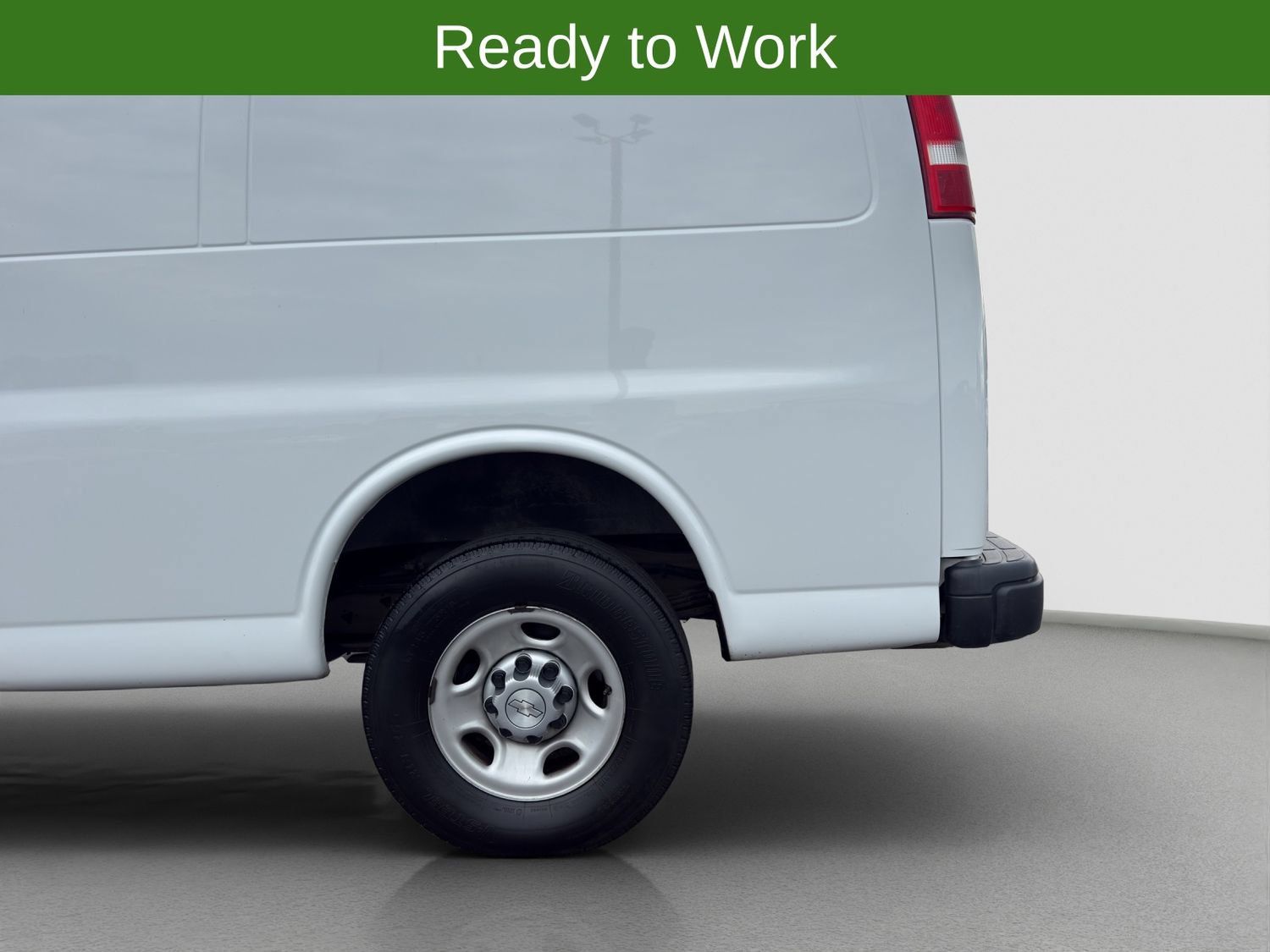 Used 2018 Chevrolet Express 2500 w/ Driver Convenience Package RWD image 19