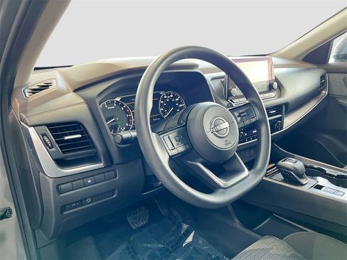 Used 2023 Nissan Rogue SV image 9
