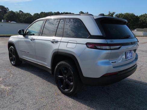 Certified 2023 Jeep Grand Cherokee Altitude AWD/4WD image 5