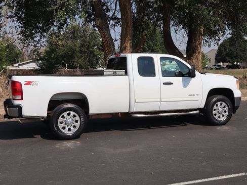 Used 2011 GMC Sierra 2500 SLE w/ Suspension Package, Off-Road AWD/4WD image 4