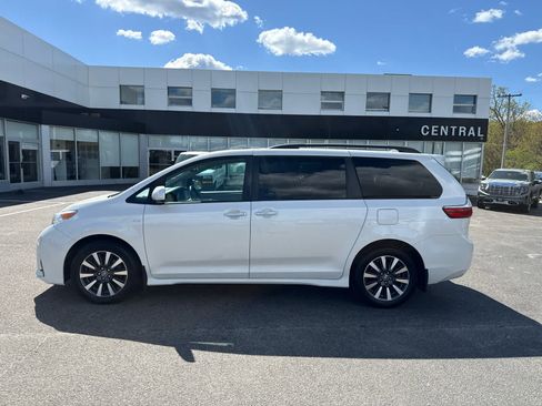 Used 2019 Toyota Sienna XLE Premium AWD/4WD image 2