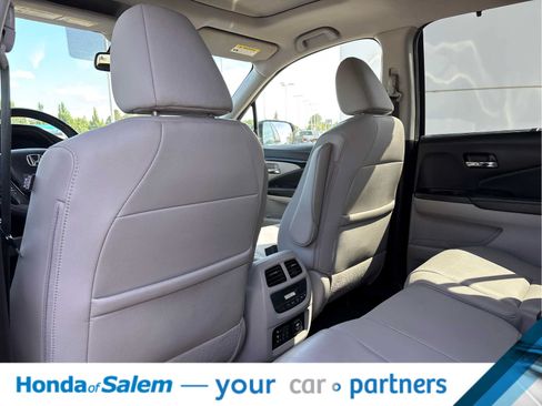 Used 2018 Honda Pilot Touring image 12