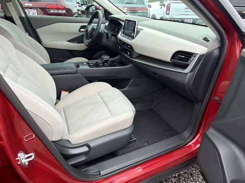 Used 2025 Nissan Rogue SV FWD image 18