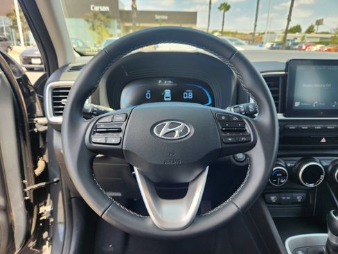 Used 2025 Hyundai Venue SEL FWD image 14