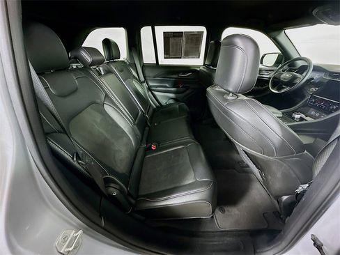 Used 2024 Jeep Grand Cherokee Altitude image 11