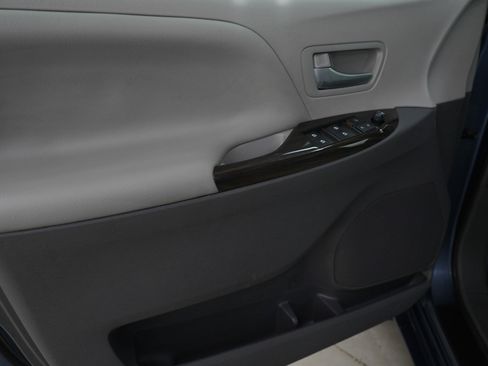 Used 2017 Toyota Sienna XLE w/ XLE Navigation Package image 24