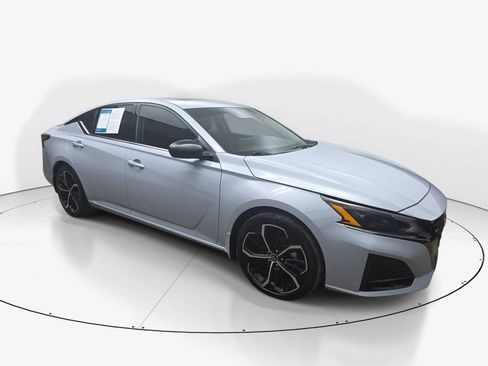 Used 2024 Nissan Altima 2.5 SR w/ SR Premium Package FWD image 2