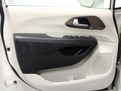 Used 2017 Chrysler Pacifica Touring-L Plus w/ Tire & Wheel Group image 11