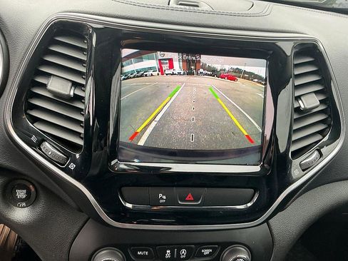 Used 2019 Jeep Cherokee Limited w/ Luxury Group image 18