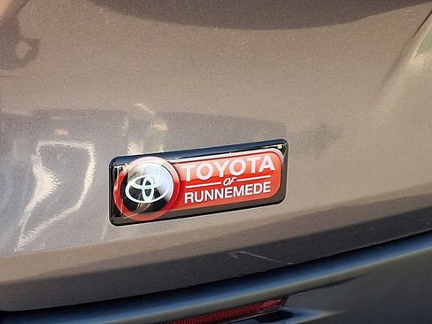 Certified 2024 Toyota Sienna XLE FWD image 28