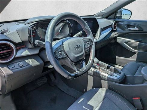 Used 2025 Chevrolet Trax RS w/ Sunroof Package FWD image 9