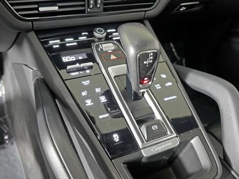 Used 2023 Porsche Cayenne AWD/4WD image 32