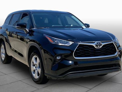 Used 2023 Toyota Highlander LE FWD image 3