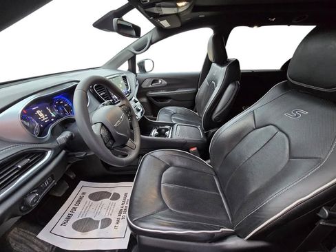 Used 2025 Chrysler Pacifica Limited image 11