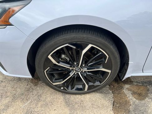 Used 2024 Nissan Altima 2.5 SR FWD image 2