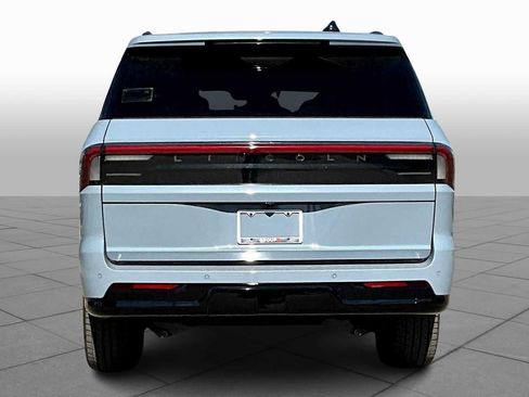 New 2025 Lincoln Navigator Reserve w/ Jet Appearance Package AWD/4WD image 4