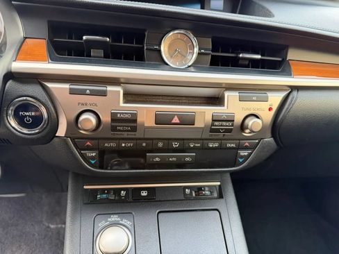 Used 2015 Lexus ES 300h w/ Navigation System Package FWD image 15
