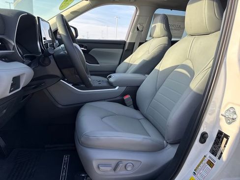 New 2026 Toyota Highlander XLE image 16