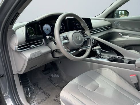 Used 2025 Hyundai Elantra SEL FWD image 11