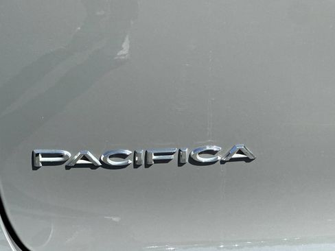 Used 2023 Chrysler Pacifica Touring-L image 27