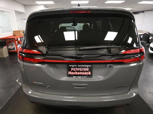 Used 2025 Chrysler Pacifica Limited FWD image 7