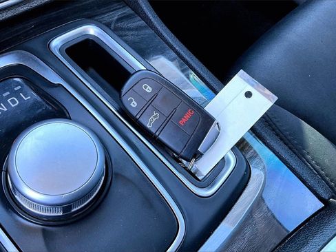 Used 2019 Chrysler 300 Touring w/ Chrome Appearance Package image 34