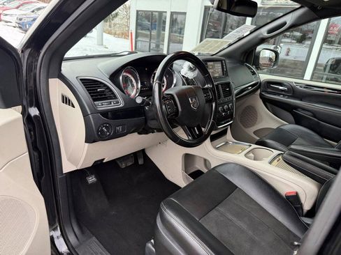 Used 2019 Dodge Grand Caravan SXT image 9