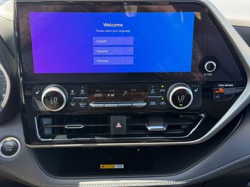 Used 2024 Toyota Highlander XLE FWD image 14