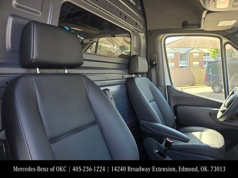 Used 2025 Mercedes-Benz Sprinter 2500 image 9