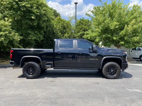 Used 2024 Chevrolet Silverado 2500 ZR2 w/ Technology Package image 10