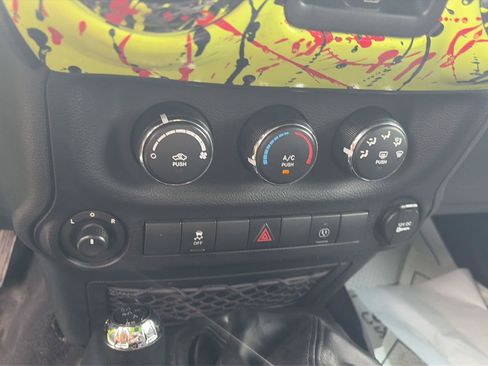 Used 2016 Jeep Wrangler Unlimited Sahara w/ Connectivity Group AWD/4WD image 23