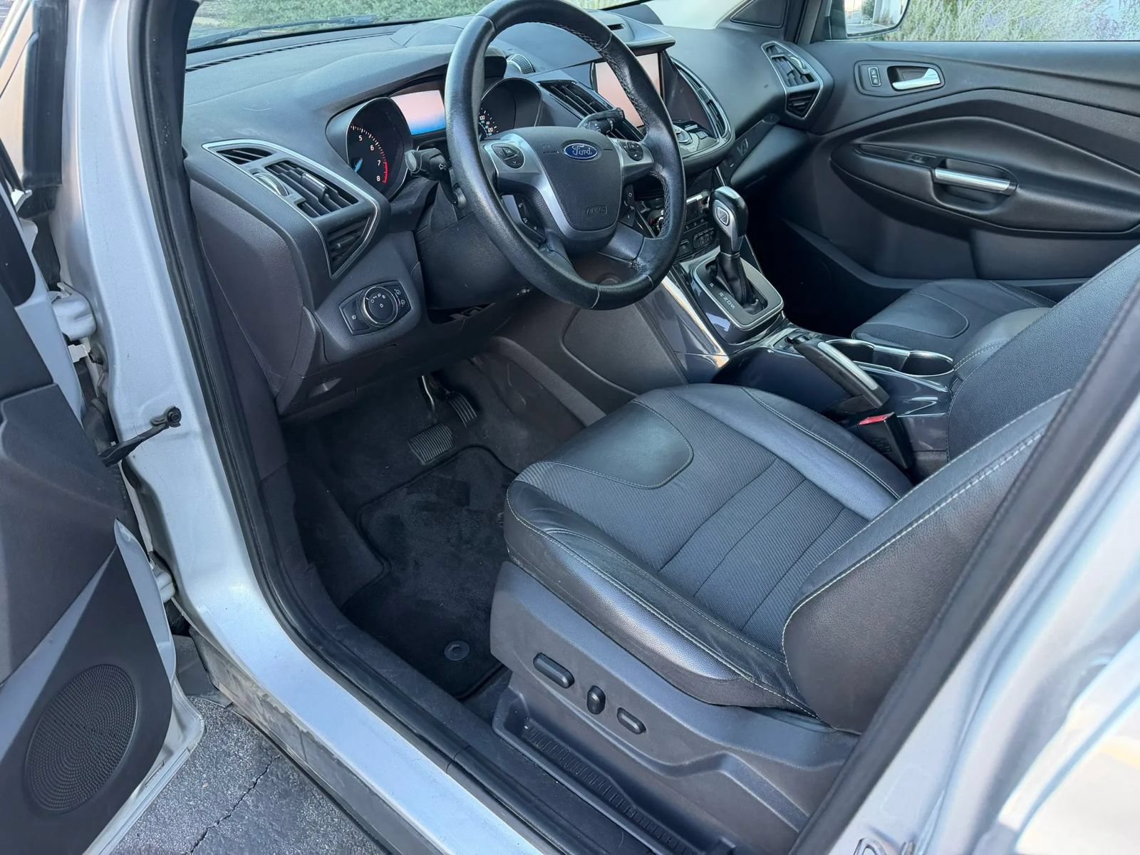 Used 2013 Ford Escape Titanium w/ Parking Technology Pkg FWD image 9
