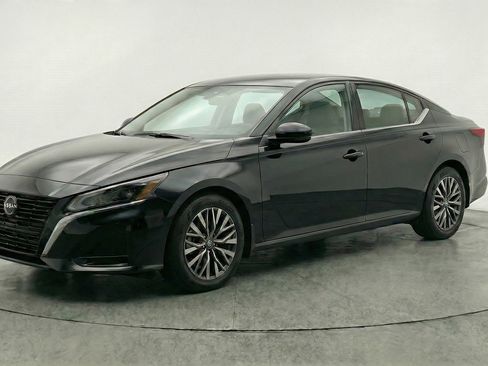 Used 2025 Nissan Altima 2.5 SV FWD image 3
