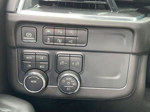 Used 2025 Chevrolet Suburban RST w/ Comfort Package AWD/4WD image 13