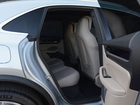 Certified 2025 Porsche Macan 4 Electric image 29