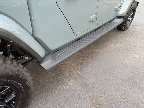 Certified 2025 Jeep Gladiator Sport AWD/4WD image 9
