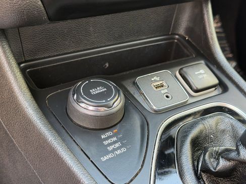 Used 2019 Jeep Cherokee Limited w/ Luxury Group AWD/4WD image 19