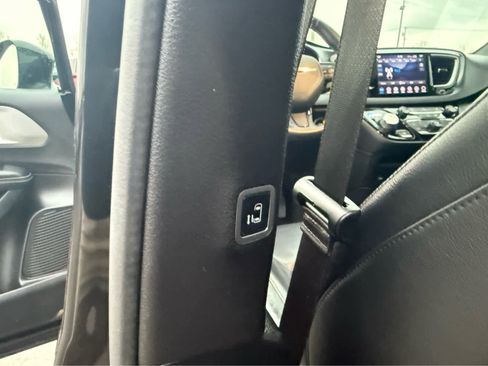 Used 2018 Chrysler Pacifica Touring-L Plus w/ S Appearance Package image 23