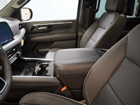 New 2025 Chevrolet Suburban Premier image 8