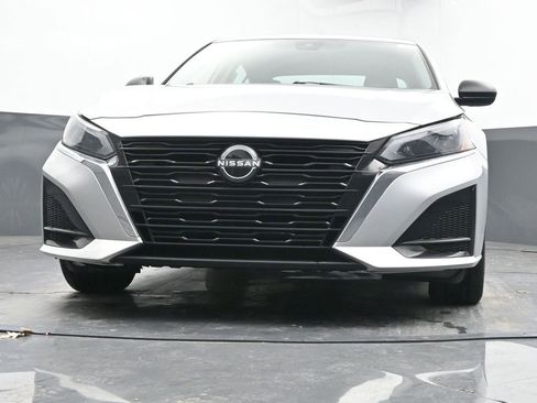 Used 2024 Nissan Altima 2.5 SV FWD image 42