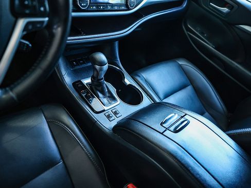 Used 2019 Toyota Highlander XLE image 29