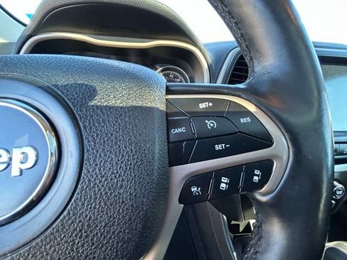 Used 2018 Jeep Cherokee Limited w/ Technology Group image 13