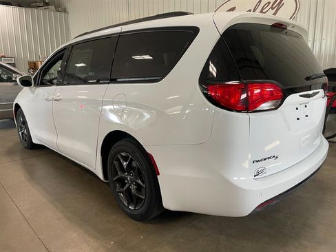 Used 2018 Chrysler Pacifica Touring-L Plus w/ S Appearance Package FWD image 3