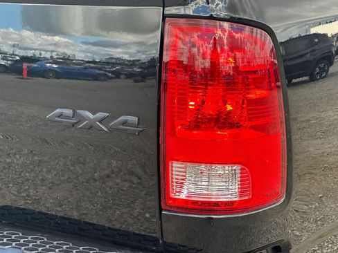 Used 2019 RAM 1500 Classic SLT w/ Black Appearance Group image 29