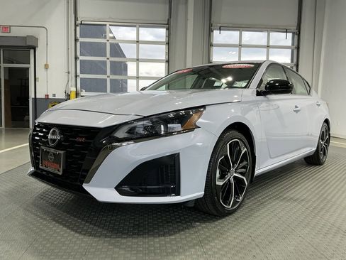 Used 2024 Nissan Altima 2.5 SR w/ SR Premium Package image 2