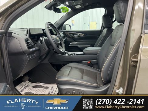 Used 2024 Chevrolet Traverse RS image 9