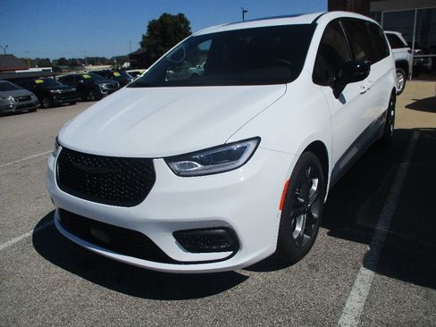 New 2026 Chrysler Pacifica Select image 3