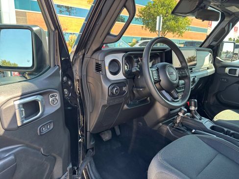 Used 2025 Jeep Wrangler Unlimited Sport AWD/4WD image 32
