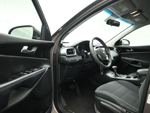 Used 2019 Kia Sorento LX image 9